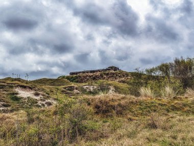 Hollanda, Waddenzee 'deki Frizya adası Schiermonnikoog, Friesland, Waddeniland' daki Atlantik Duvarı 'ndaki beton sığınak.