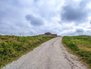 Hollanda, Waddenzee 'deki Frizya adası Schiermonnikoog, Friesland, Waddeniland' daki Atlantik Duvarı 'ndaki beton sığınak.