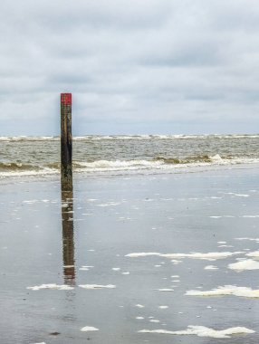 Batı Frizya adası Schiermonnikoog, Hollanda 'daki kumsal direği