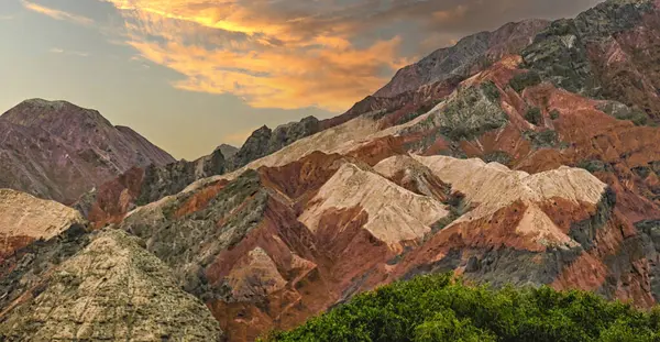 Kaya oluşumları, renkli dağlar, aşınmış manzara ve Gez nehri Karakoram Otoyolu, Xinjiang Özerk Bölgesi, Çin.