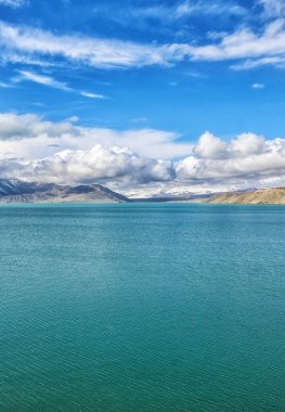Kala Kule Gölü, Kashgar ve Tashkurgan arasındaki yol boyunca deniz seviyesinden 3.500 metre yükseklikte yer alan Çin 'in Xinjiang kentinde inanılmaz manzara ve renkler sunmaktadır..