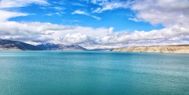 Kala Kule Gölü, Kashgar ve Tashkurgan arasındaki yol boyunca deniz seviyesinden 3.500 metre yükseklikte yer alan Çin 'in Xinjiang kentinde inanılmaz manzara ve renkler sunmaktadır..