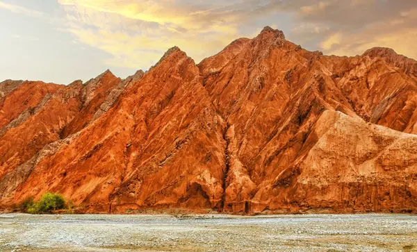 Kaya oluşumları, renkli dağlar, aşınmış manzara ve Gez nehri Karakoram Otoyolu, Xinjiang Özerk Bölgesi, Çin.