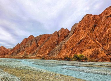 Kaya oluşumları, renkli dağlar, aşınmış manzara ve Gez nehri Karakoram Otoyolu, Xinjiang Özerk Bölgesi, Çin.