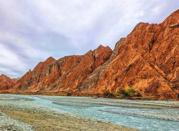 Kaya oluşumları, renkli dağlar, aşınmış manzara ve Gez nehri Karakoram Otoyolu, Xinjiang Özerk Bölgesi, Çin.