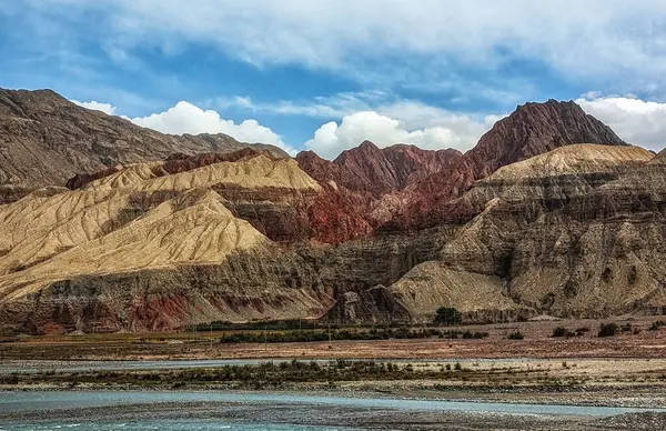 Kaya oluşumları, renkli dağlar, aşınmış manzara ve Gez nehri Karakoram Otoyolu, Xinjiang Özerk Bölgesi, Çin.