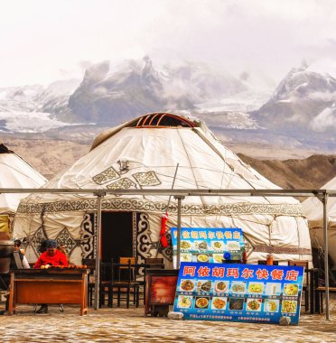 Xinjiang, Çin - 7 Ekim 2024: Xinjiang Gıda Dükkanı Karakoram Otobanı