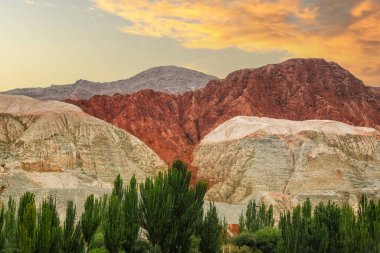 Kaya oluşumları, renkli dağlar, aşınmış manzara ve Gez nehri Karakoram Otoyolu, Xinjiang Özerk Bölgesi, Çin.