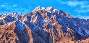 Tashkurgan Muztagh Ata Karlı Dağ Tepesi Kala Kule Gölü, Çin.