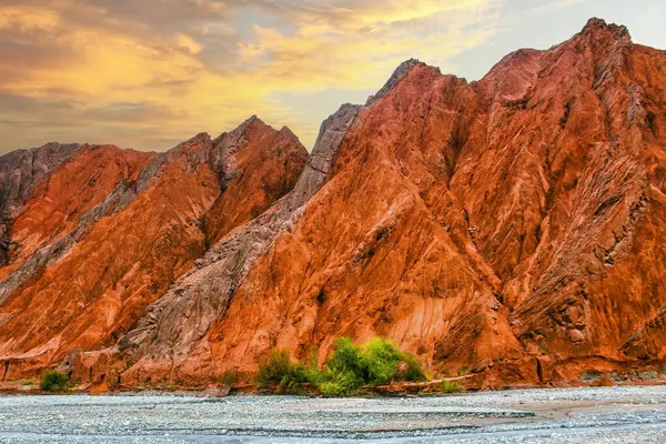 Kaya oluşumları, renkli dağlar, aşınmış manzara ve Gez nehri Karakoram Otoyolu, Xinjiang Özerk Bölgesi, Çin.