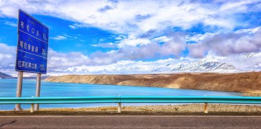 Çin 'deki Tashkurgan' daki Pakistan Yolu Karakoram karayolu üzerinde.