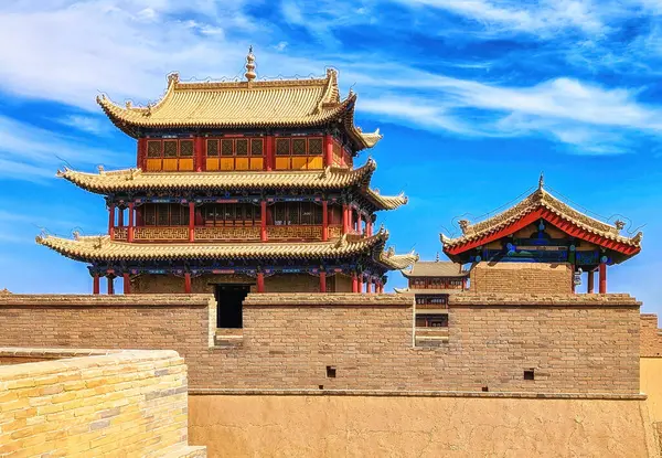 Çin 'in Guan şehri Jiayuguan' daki Batı Barbican ve Rouyuan Kulesi.