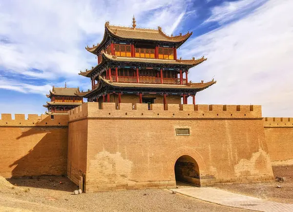 Çin 'in Guan şehri Jiayuguan' daki Batı Barbican ve Rouyuan Kulesi.