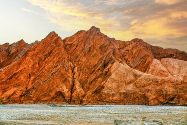 Kaya oluşumları, renkli dağlar, aşınmış manzara ve Gez nehri Karakoram Otoyolu, Xinjiang Özerk Bölgesi, Çin.