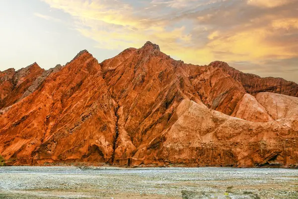 Kaya oluşumları, renkli dağlar, aşınmış manzara ve Gez nehri Karakoram Otoyolu, Xinjiang Özerk Bölgesi, Çin.