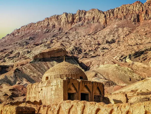 Çin: Turpan yakınlarındaki Tuyoq köyünün yanındaki mezarlıkta bir mezar, Xinjiang Eyaleti. Tuyoq veya Tuyugou, Taklamakan Çölü 'nde antik bir vaha köyüdür..