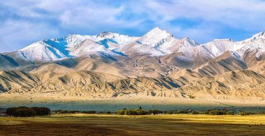 Kala Kule Gölü, Kashgar ve Tashkurgan arasındaki yol boyunca deniz seviyesinden 3.500 metre yükseklikte yer alan Çin 'in Xinjiang kentinde inanılmaz manzara ve renkler sunmaktadır..