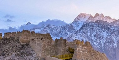 Tashgurkan kumdan kalesi, ipek yoldaki ana kale. Tashgurkan Pakistan sınırına yakın bir yerde..