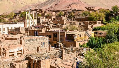 Çin 'in Xinjiang ilindeki Yanan Dağların yanındaki Turpan yakınlarında Uğur köyü.