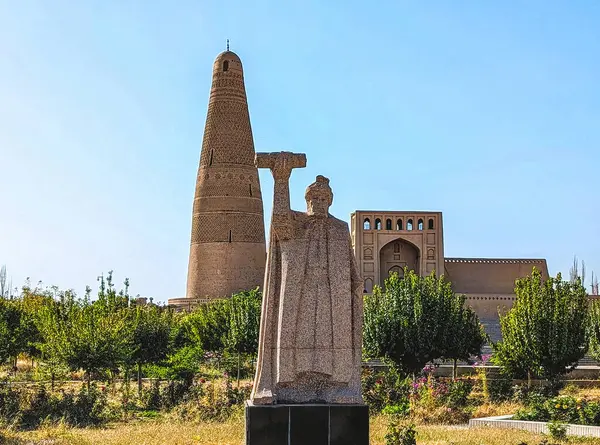 1778 'de inşa edilen Emin Minaret, Turpan' ın 2 km doğusundaki Munnar Köyü 'nde duruyor. Qing Hanedanlığı 'nın merkezi hükümetine (1644 1912) borcunu ödemek için Turpans Dükü' nün liderliğinde inşa edildi.
