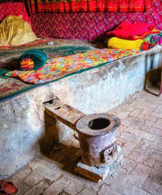 Çin 'in batısındaki Turpan yakınlarındaki Taklamakan Çölü' nde yanan dağların yakınında geleneksel bir uyguru köyü.