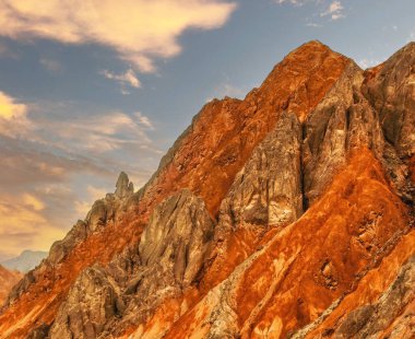 Kaya oluşumları, renkli dağlar, aşınmış manzara ve Gez nehri Karakoram Otoyolu, Xinjiang Özerk Bölgesi, Çin.