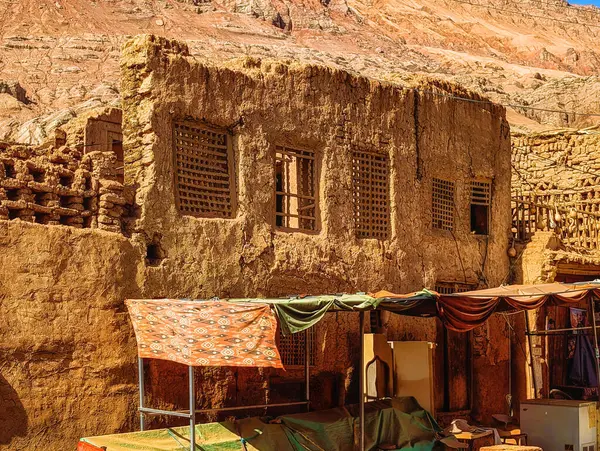 Çin 'in batısındaki Turpan yakınlarındaki Taklamakan Çölü' nde yanan dağların yakınında geleneksel bir uyguru köyü.