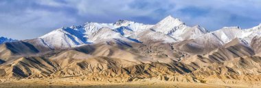 Sinkiang, Xinjiang, Çin 'in Karakoram Dağları manzarası.
