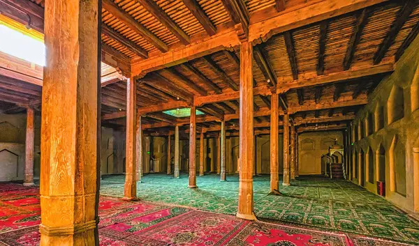Emin Minare İslam Kulesi 'ndeki Antik Müslüman Namazı Ahşap Sütun Salonu Çin' in Turpan kentindeki Cami