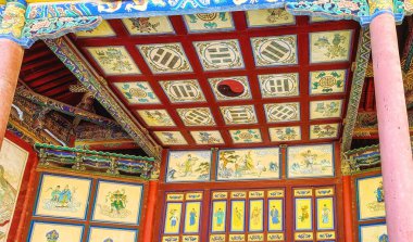 Jiayuguan, Çin - 13 Ekim 2024: Bagua ocotagon şeması Jiayu Geçidi 'ndeki eski ahşap tiyatro veya Çin' in Gansu eyaletindeki Jiayuguan kalesini dekore ediyor