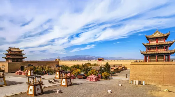 Çin 'deki Çin Seddi Jiayuguan Geçidi' nin duvarları ve evleri 2000 yıldan uzun süredir Çin 'in Gansu Eyaleti Jiayuguan şehrinde görkemli bir şekilde duruyor..