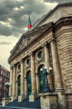 Senatonun eski koltuğu Camara de Dipurados 'un gösterişli yüzü, üzerinde Meksika bayrağı dalgalanıyor. Mexico City, Meksika.