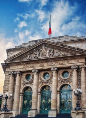 Senatonun eski koltuğu Camara de Dipurados 'un gösterişli yüzü, üzerinde Meksika bayrağı dalgalanıyor. Mexico City, Meksika.