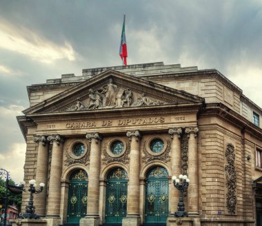 Senatonun eski koltuğu Camara de Dipurados 'un gösterişli yüzü, üzerinde Meksika bayrağı dalgalanıyor. Mexico City, Meksika.