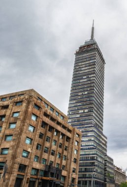 Torre Latinoamericana gökdeleni Mexico City şehir merkezinde bulutlu bir günde.