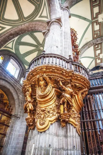 Mexico City, Mexico - 17 Şubat 2024: Mexico City 'nin tarihi Metropolitan Katedrali. Cennete Kutsal Bakire Meryem 'in Varsayımının Metropolitan Katedrali.