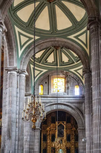 Mexico City, Mexico - 17 Şubat 2024: Mexico City 'nin tarihi Metropolitan Katedrali. Cennete Kutsal Bakire Meryem 'in Varsayımının Metropolitan Katedrali.