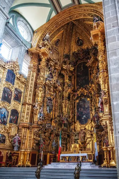 Mexico City, Mexico - 17 Şubat 2024: Mexico City 'nin tarihi Metropolitan Katedrali. Cennete Kutsal Bakire Meryem 'in Varsayımının Metropolitan Katedrali.