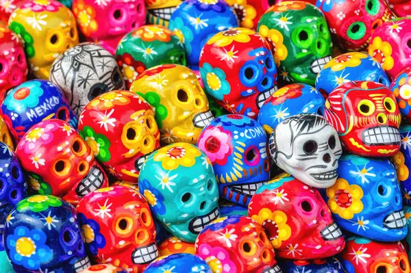 Meksika 'dan gelen renkli Meksika (Maya) seramik kafatasları