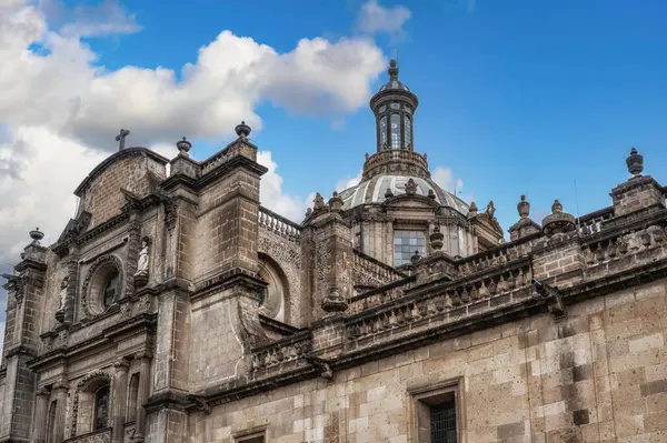 Mexico City 'deki Metropolitan Katedrali' nin detayları.