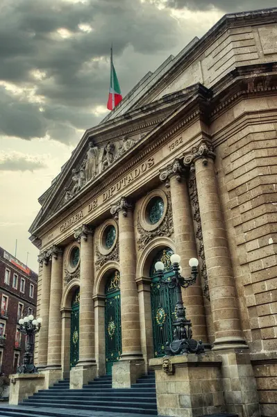 Senatonun eski koltuğu Camara de Dipurados 'un gösterişli yüzü, üzerinde Meksika bayrağı dalgalanıyor. Mexico City, Meksika.