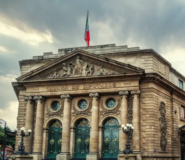 Senatonun eski koltuğu Camara de Dipurados 'un gösterişli yüzü, üzerinde Meksika bayrağı dalgalanıyor. Mexico City, Meksika.