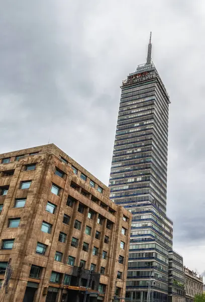 Torre Latinoamericana gökdeleni Mexico City şehir merkezinde bulutlu bir günde.