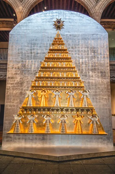 Mexico City, Mexico - 17 Şubat 2024: Banamex Kültür Sarayı, Mexico City, Meksika