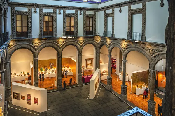 Mexico City, Mexico - 17 Şubat 2024: Banamex Kültür Sarayı 'nın içi, Palacio de Iturbide, Mexico City, Madero caddesinde yer almaktadır.
