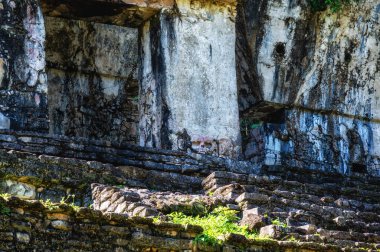 Palenque Arkeoloji Alanı, Chiapas, Meksika 'daki XII Tapınağı' nda (Templo de la Calavera) bir kafatasının rahatlatılması