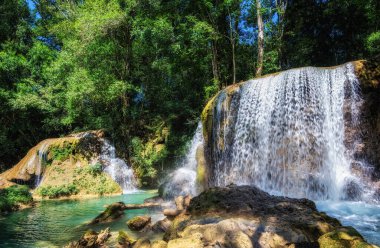 Meksika 'nın Palenque kenti yakınlarında yüzme havuzu olarak kullanılan Chiapas yağmur ormanlarındaki Agua Azul şelaleleri ve şelalelerinin turkuaz suları.