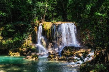 Meksika 'nın Palenque kenti yakınlarında yüzme havuzu olarak kullanılan Chiapas yağmur ormanlarındaki Agua Azul şelaleleri ve şelalelerinin turkuaz suları.