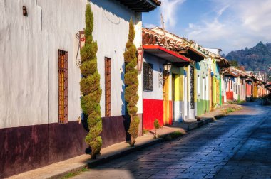 San Cristobal de las Casas, Meksika 'nın sömürge sokakları. Tarihi cazibe, kültürel miras ve seyahat keşfi konsepti.