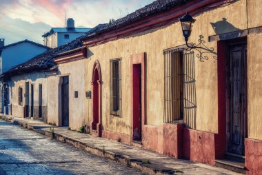 San Cristobal de las Casas, Meksika 'nın sömürge sokakları. Tarihi cazibe, kültürel miras ve seyahat keşfi konsepti.